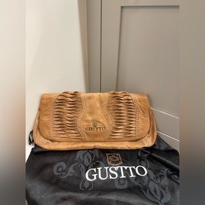 Gustto Bomba camel leather clutch